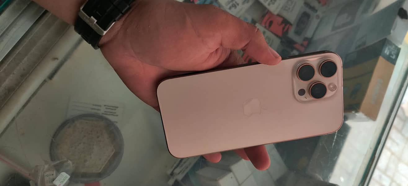 Apple iPhone 16 Pro Max 1