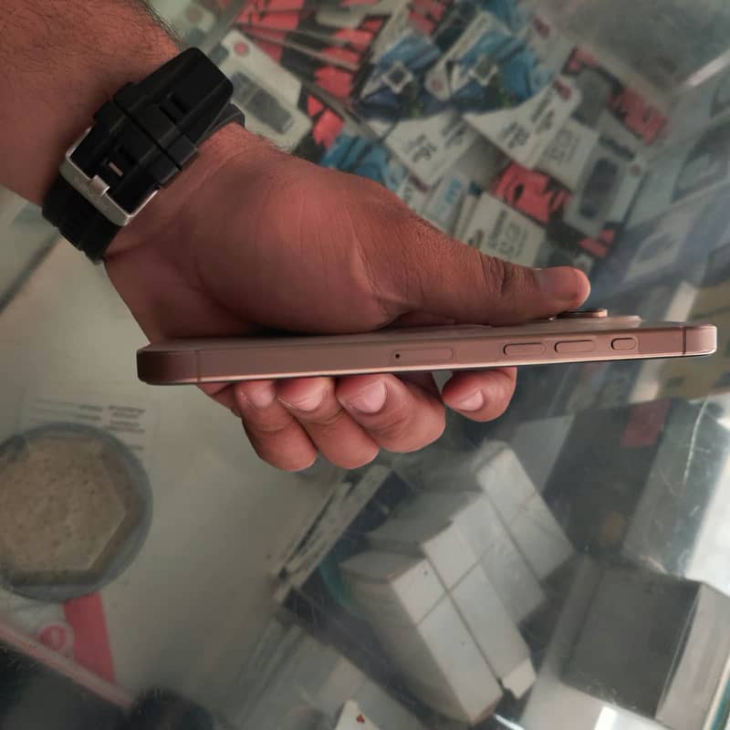 Apple iPhone 16 Pro Max 3