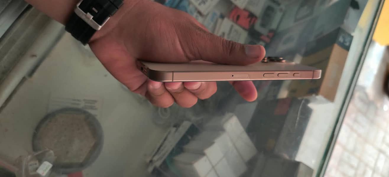 Apple iPhone 16 Pro Max 8