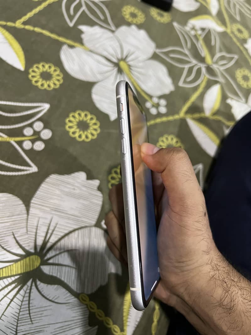 Apple iPhone 11 4