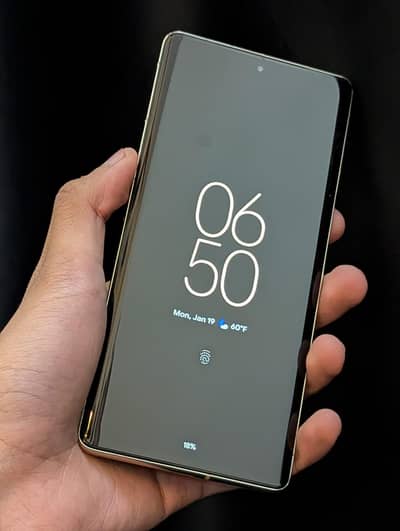 Goggle pixel 7 pro 10 10 condition urgent sale karna tha