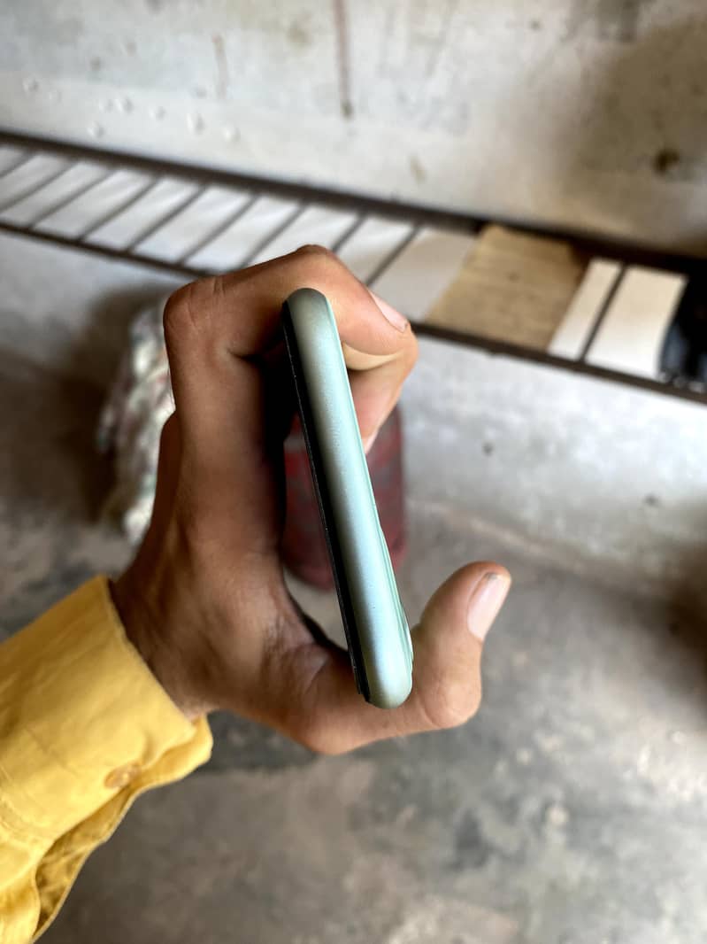 Apple iPhone 11 4