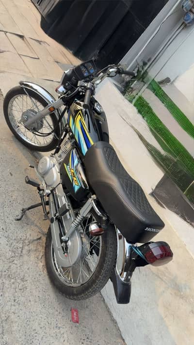 Honda CG 125 black 2026 2600 km driven only third service available