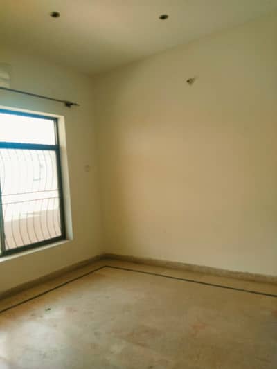 UPPER PORTION AVAILABEL FOR RENT ALLAMA IQBAL TOWN