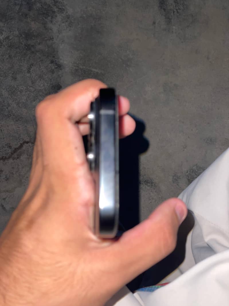 Apple iPhone 16 Pro 9