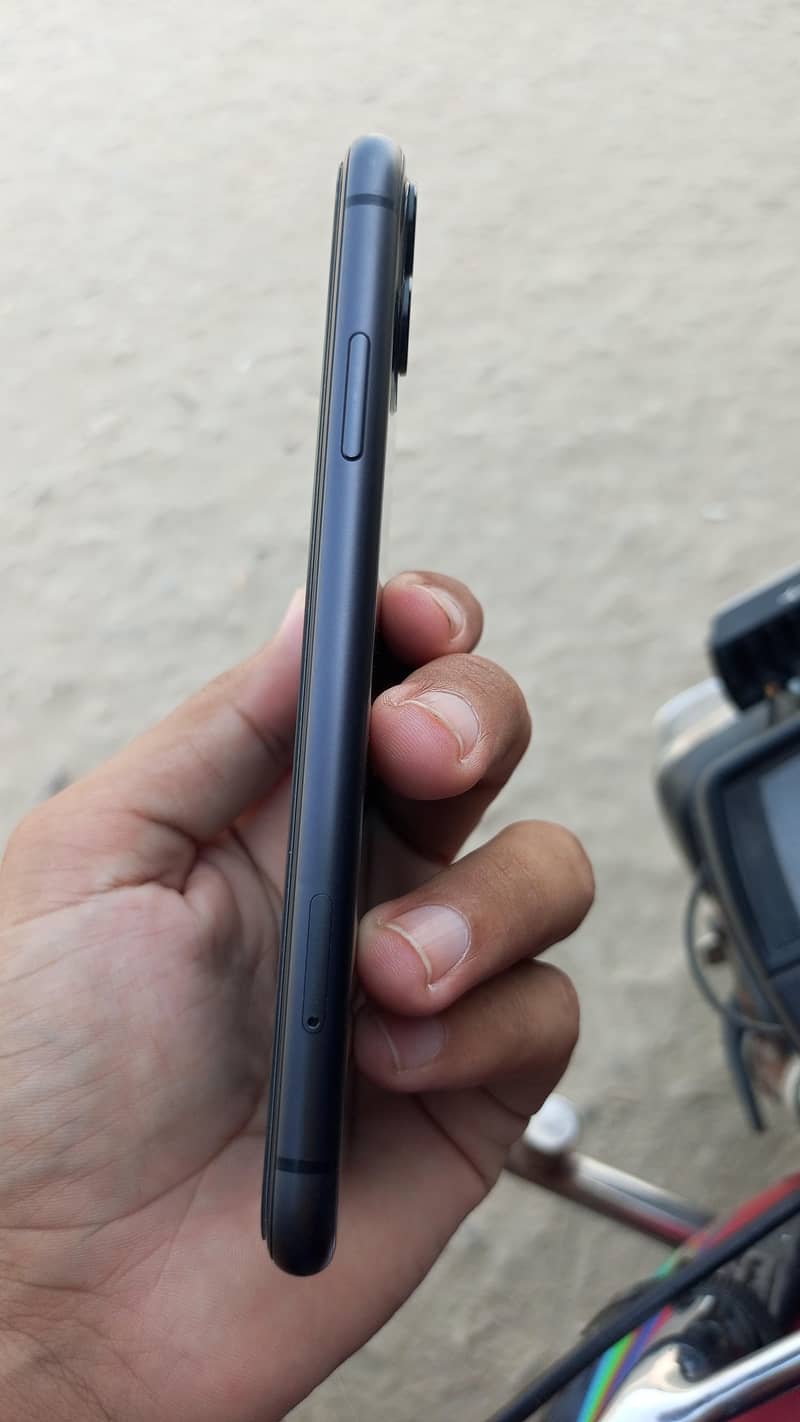 Apple iPhone 11 4