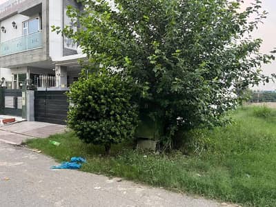 Top Location 5 Marla Plot Walking Distance From Dolmen Mall