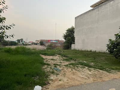 Top Location 5 Marla Plot Walking Distance From Dolmen Mall