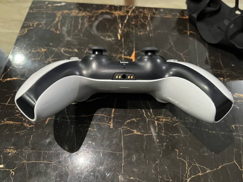 PS5 DualSense Wireless Controller – Original – 9/10 Condition 8