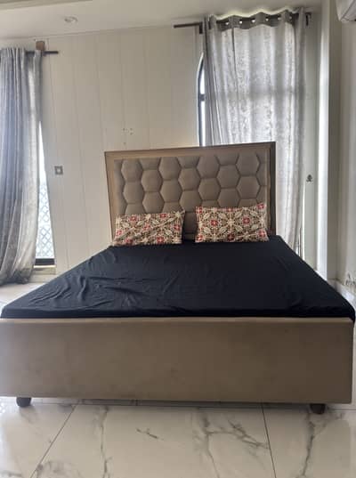Bed set with mattress