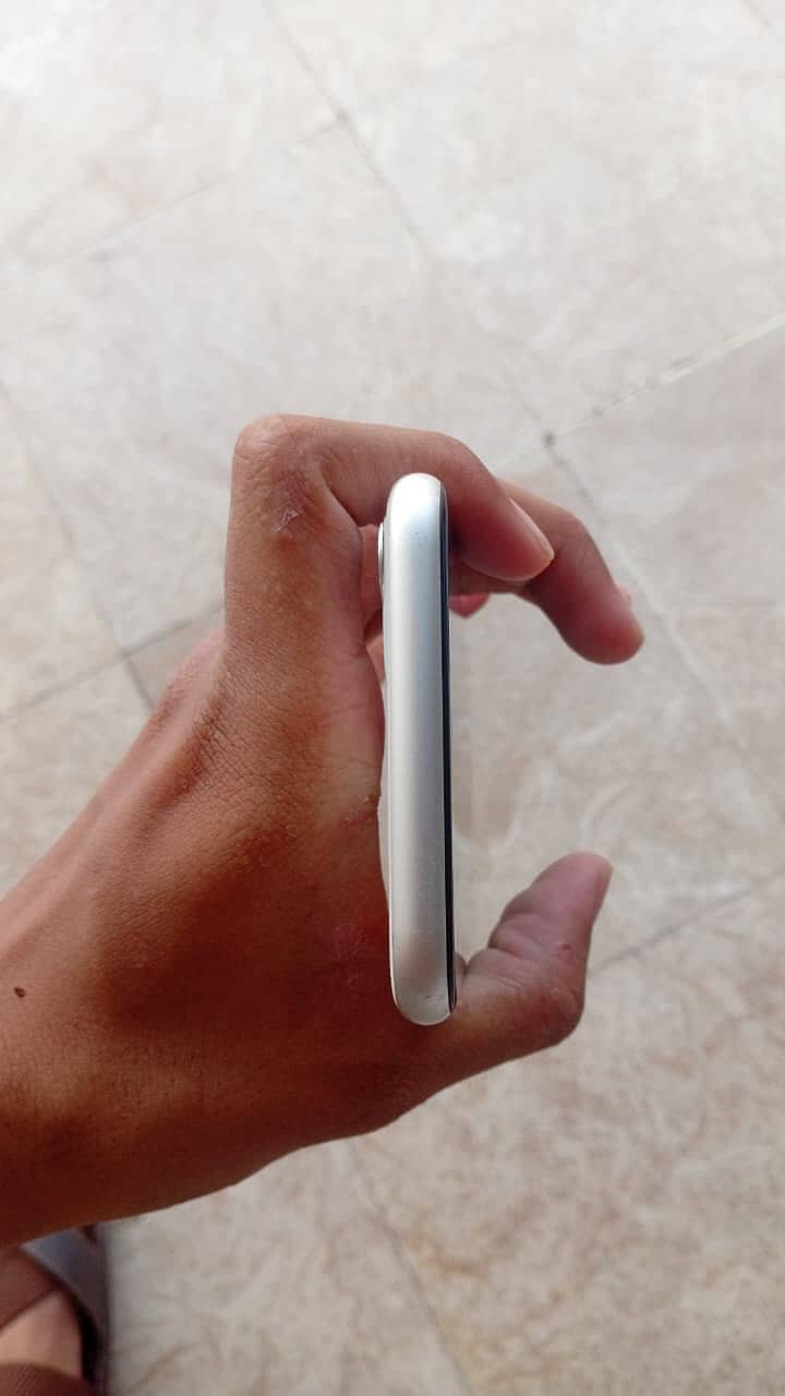 Apple iPhone 11 4