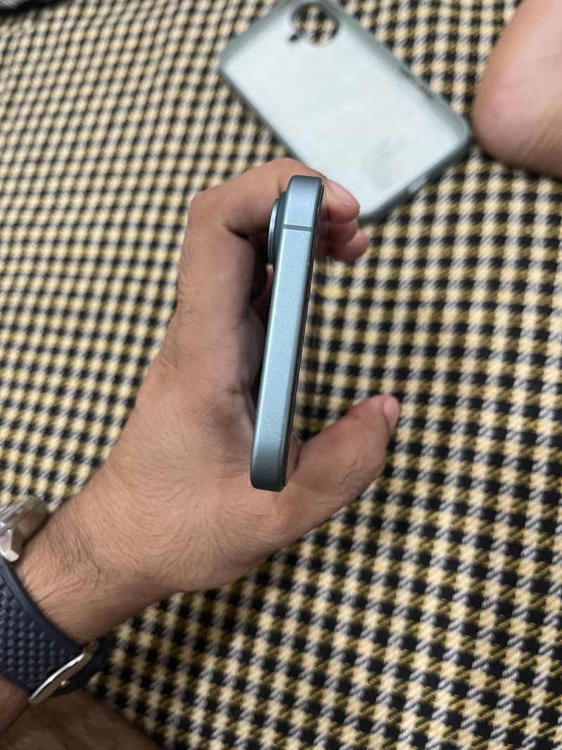 Apple iPhone 16 plus 1