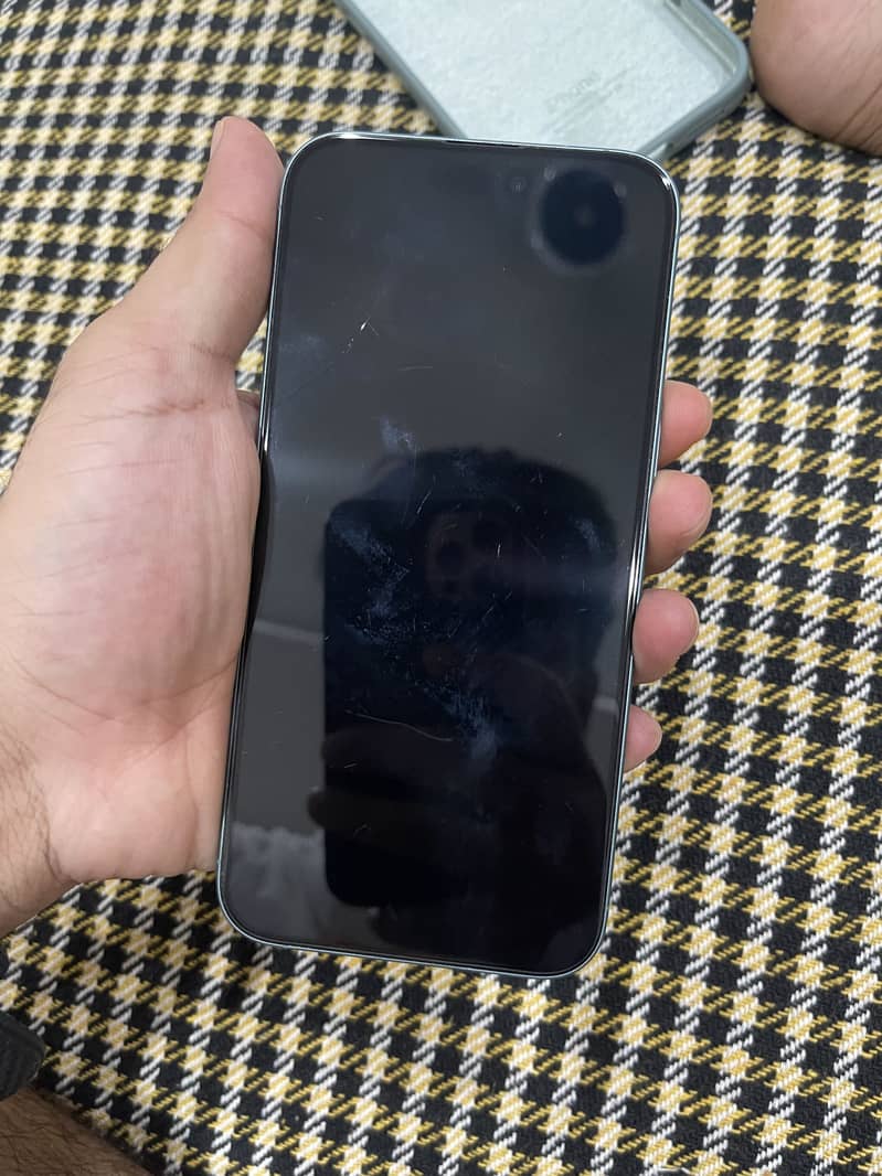 Apple iPhone 16 plus 3