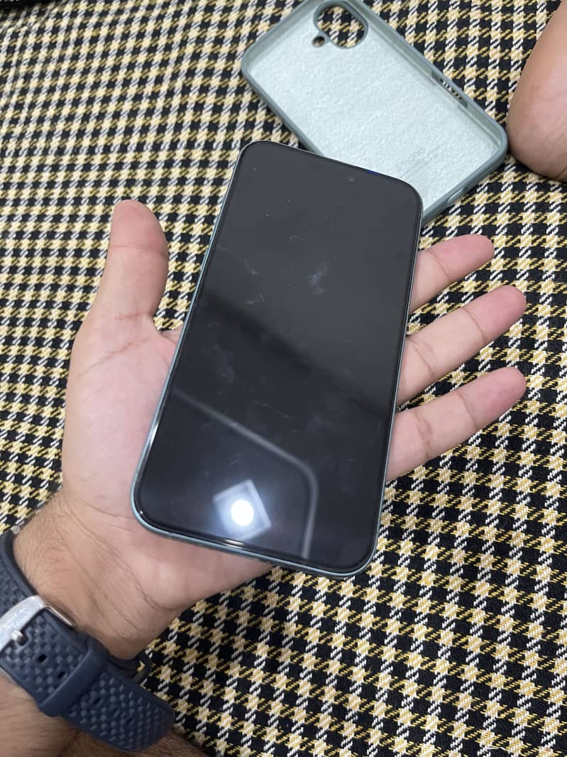 Apple iPhone 16 plus 4