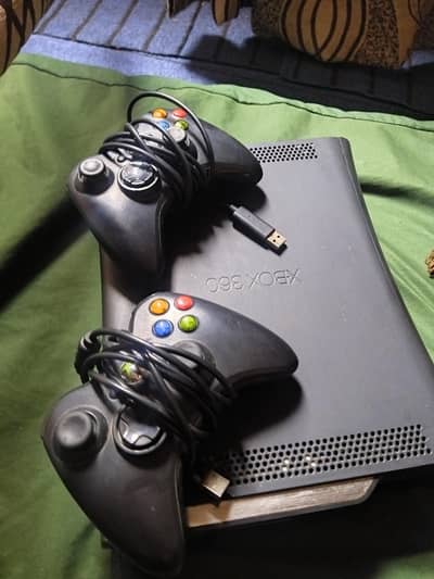 XBOX360, 52 GAMES, 2 CONTROLLERS