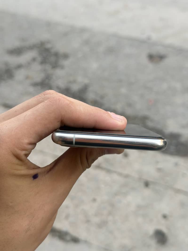 Apple iPhone 11 Pro 4