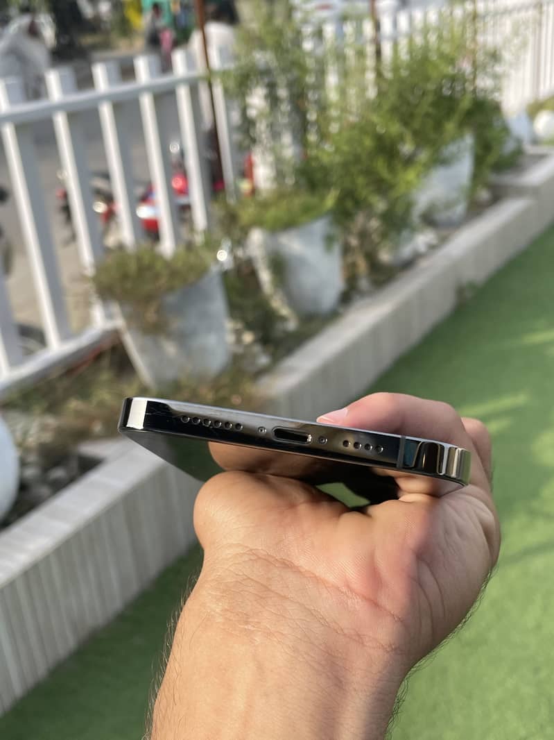 iPhone 12 Pro Max 4