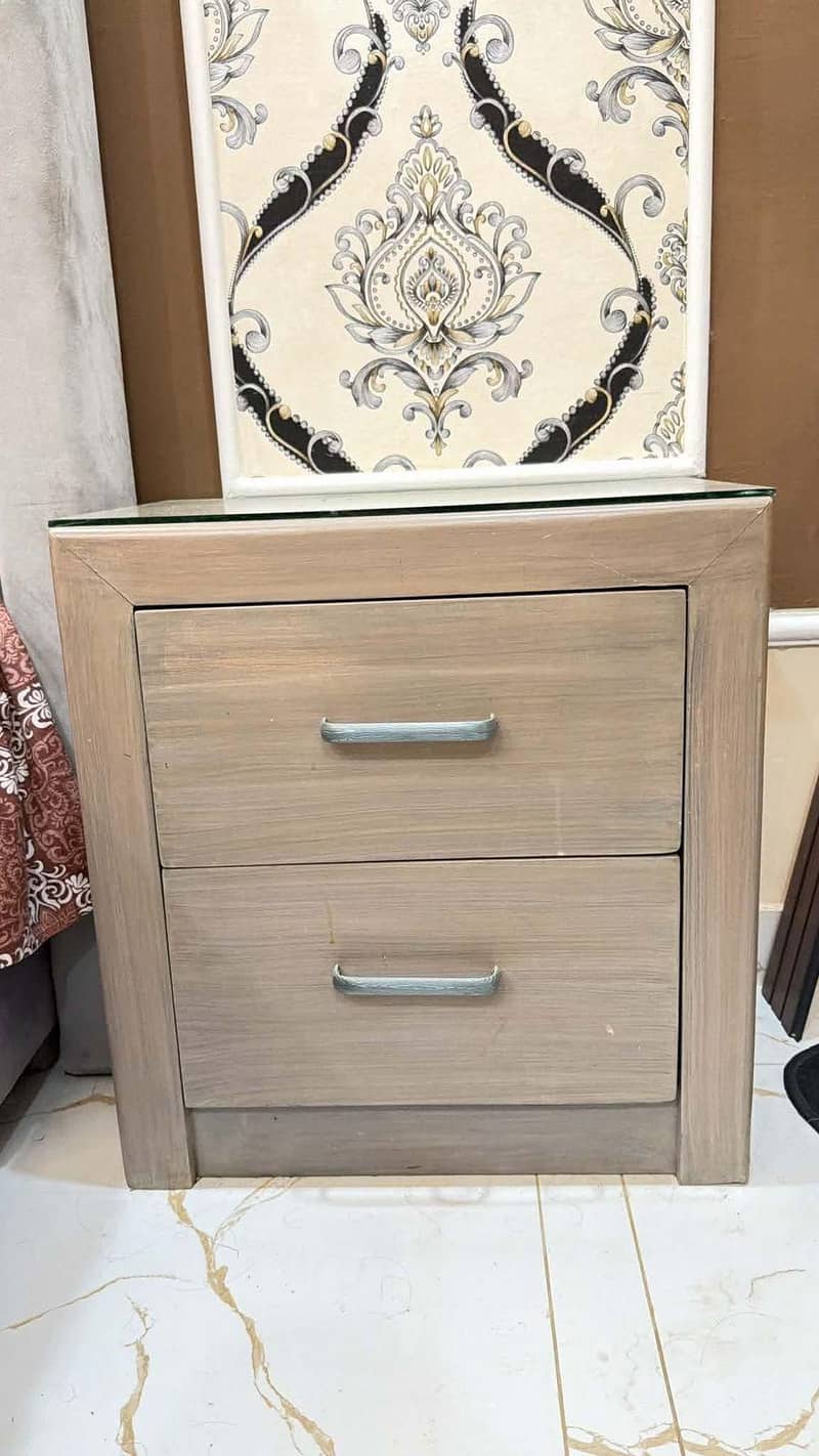BED MATRESS SIDE TABLE 3