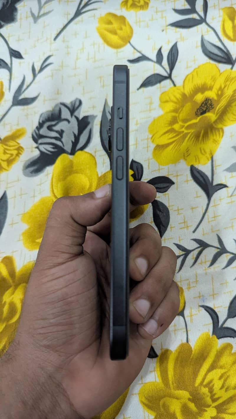Apple iPhone 15 4