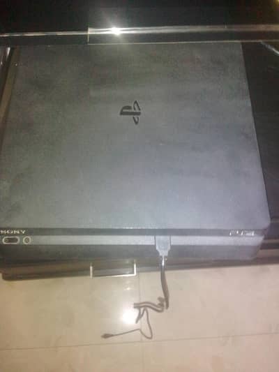 PS4 slim 1tb with 3 broken CONTROLLERS and 2 pre installed games 9cds