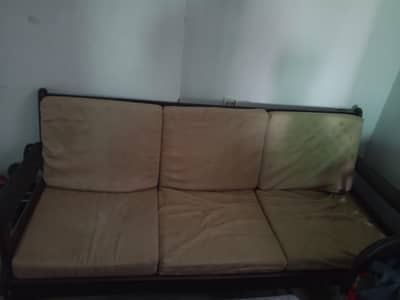 shisham ki lakadi ka sofa set hai.
