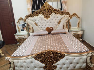 Royal Style King Size Bed With All Other Accesorios.