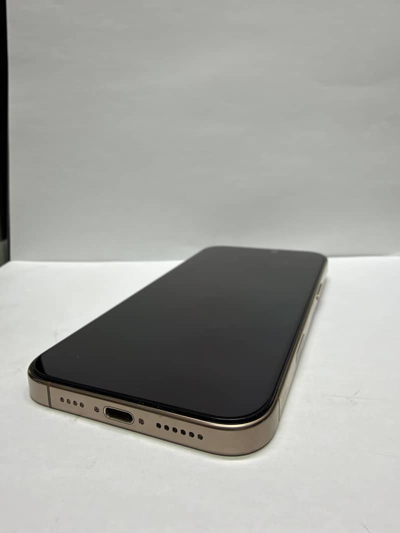 Apple iPhone 16 Pro Max 0