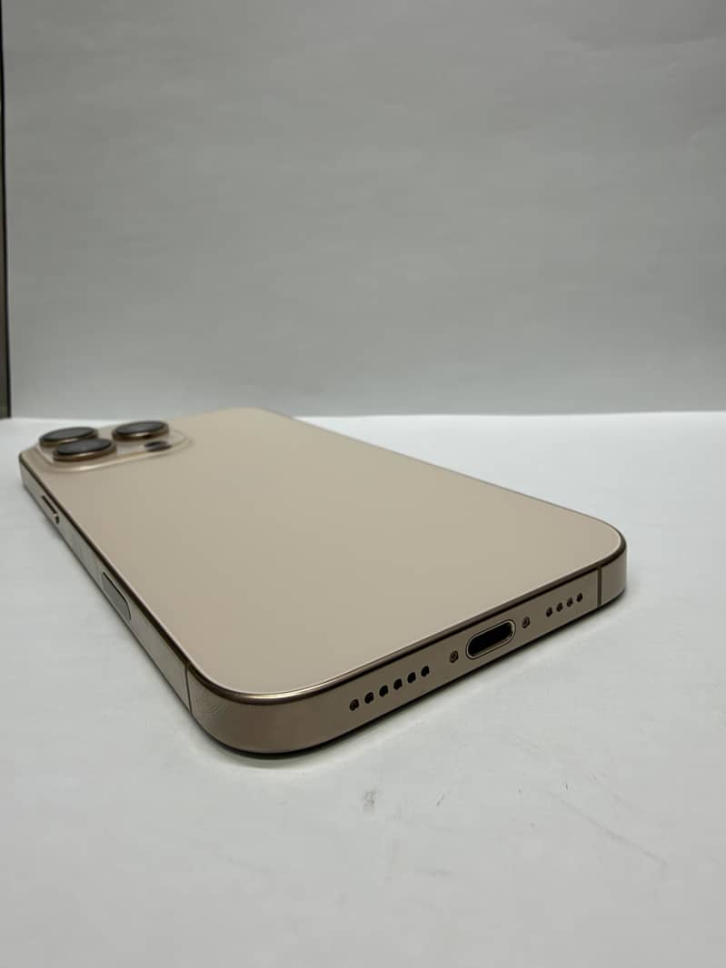 Apple iPhone 16 Pro Max 4