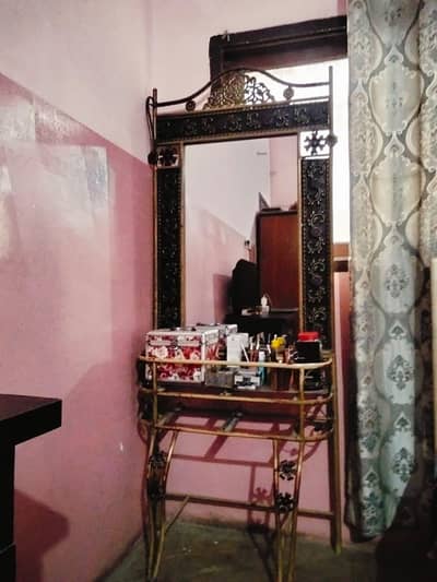 dressing table and 4 dining chairs