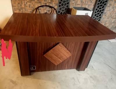 office tabal and chair