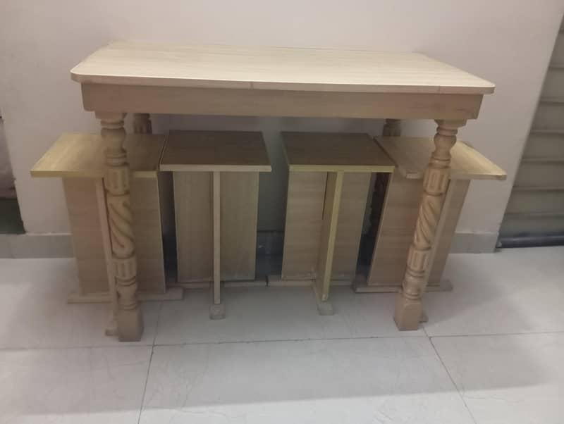 table with 4 stools 0