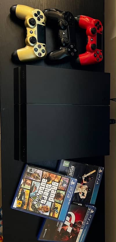 Playstation 4 500GB + 3 Original Controllers