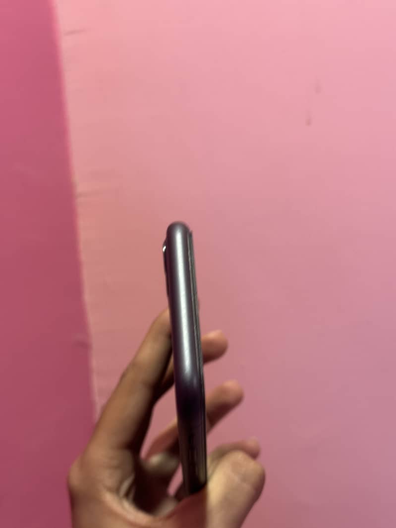 Apple iPhone 11 4