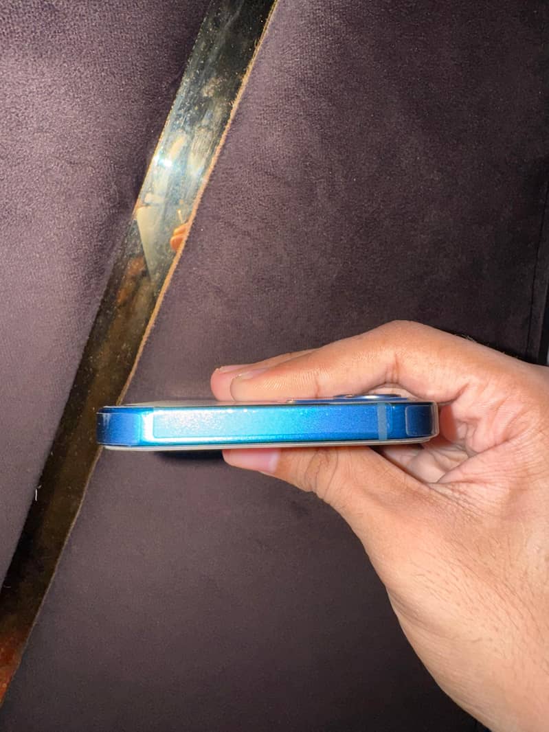 Apple iPhone 12 4