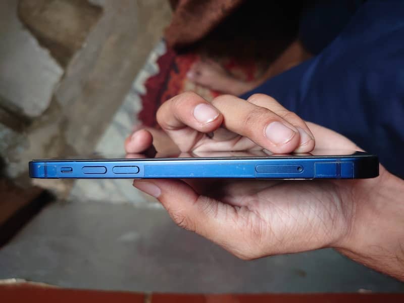 Apple iPhone 12 4