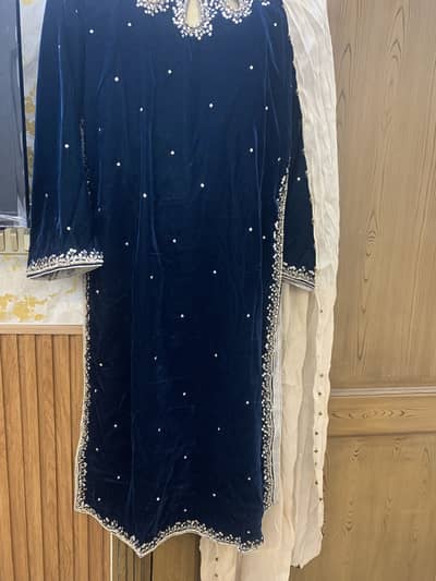 selling new dress  moving to saudia  velvet dres three peice