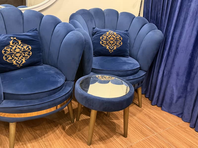 2 sofas with table 0