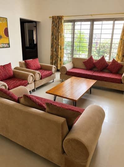 URGENT: 07-SEATER SOFA SET