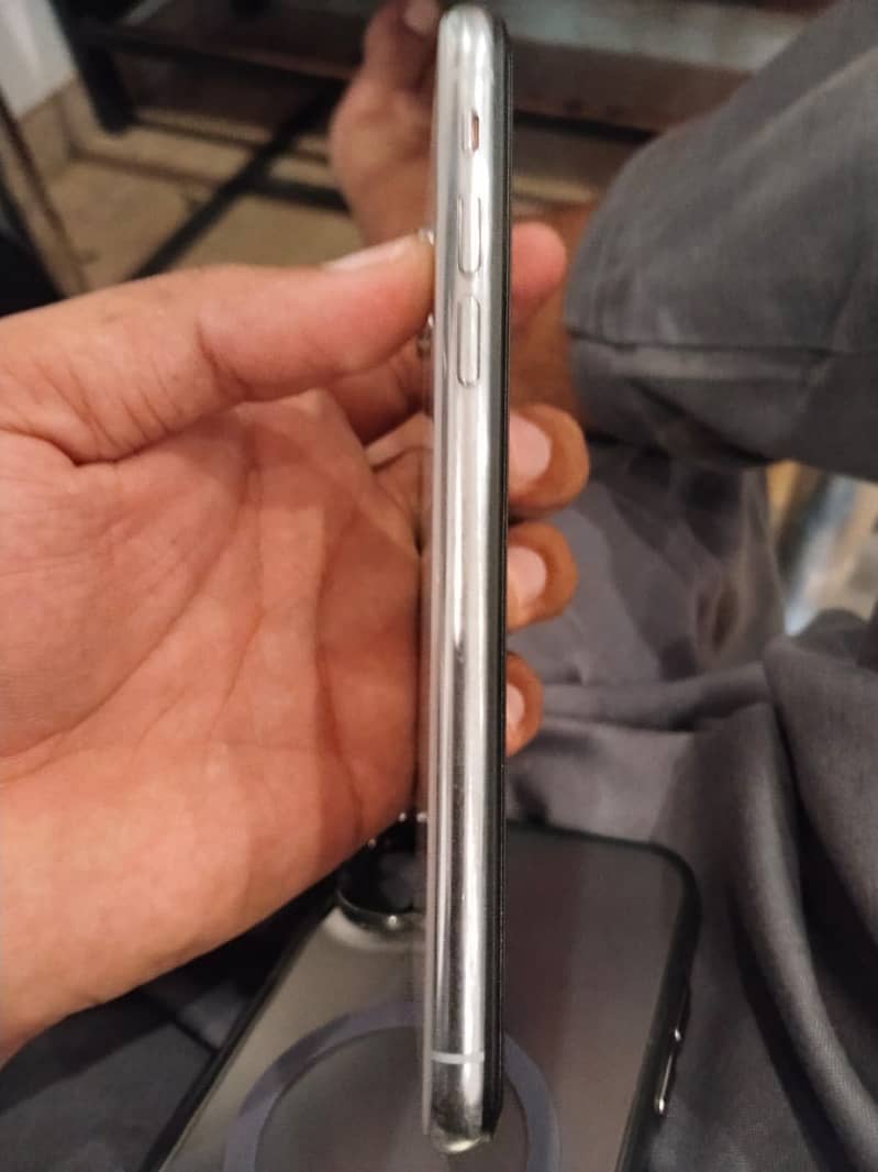 Apple iPhone X 4