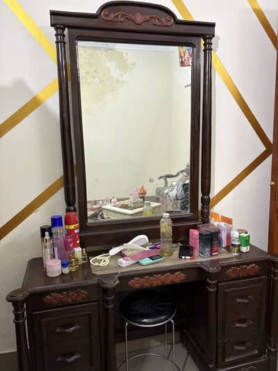 Beautiful Dressing Table with Mirror – Excellent Condition