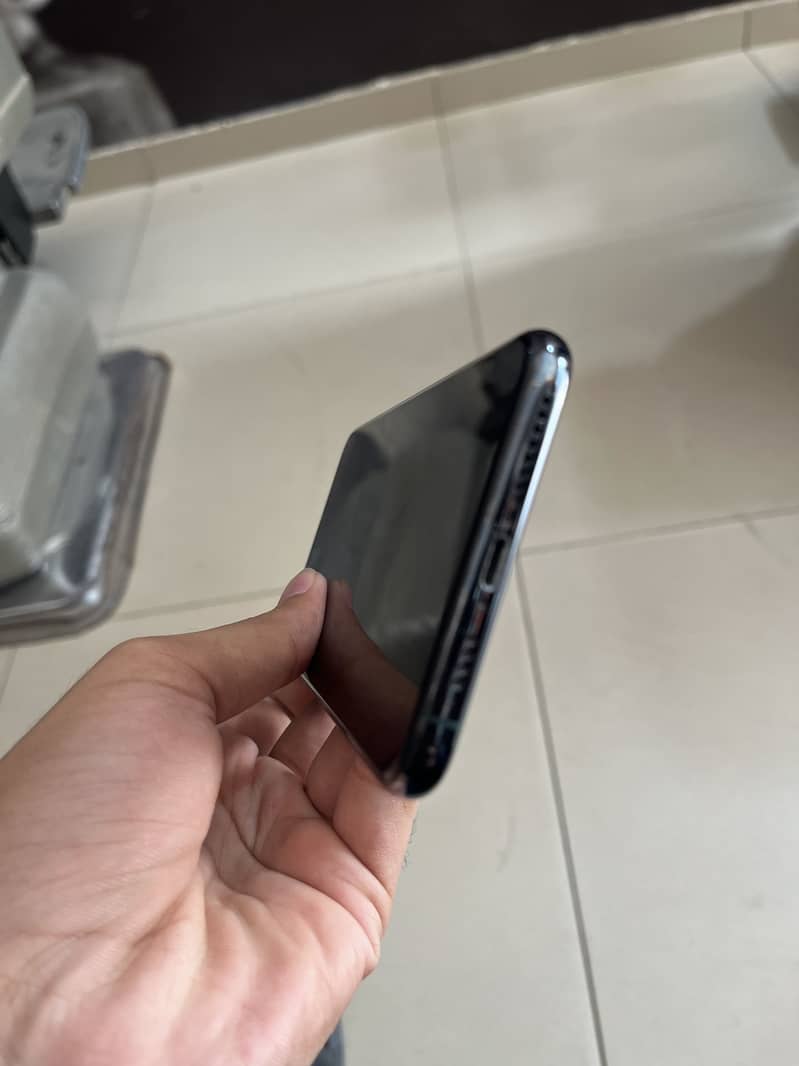 Apple iPhone 11 Pro Max 2