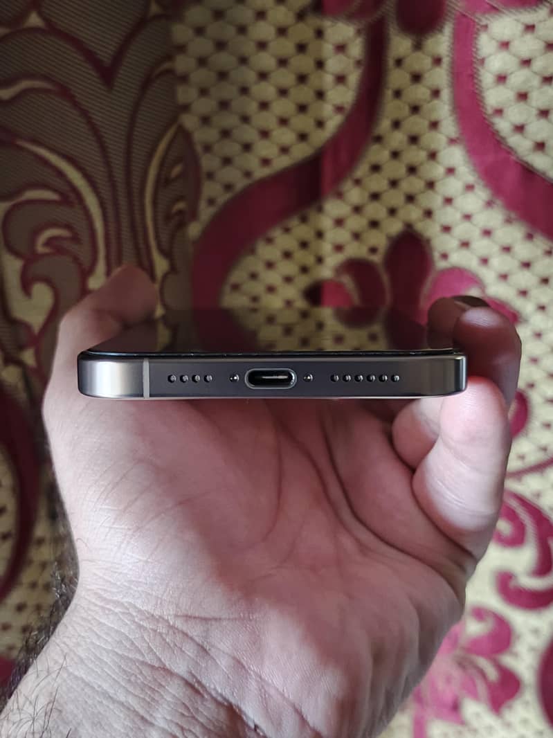 iPhone 16 Pro Max 4