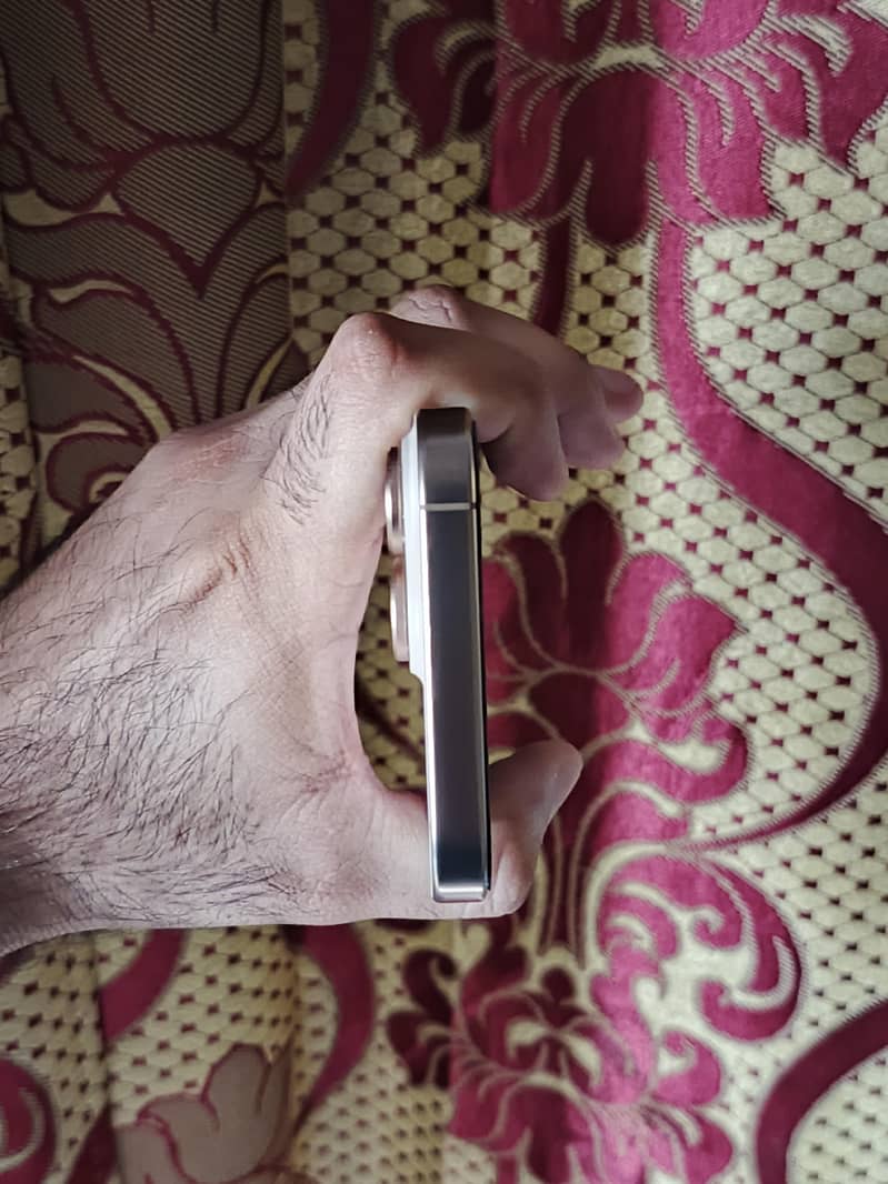 iPhone 16 Pro Max 5