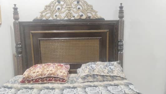 bed set and center table for sale