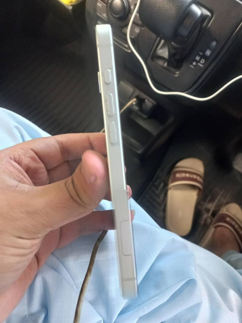 Apple iPhone 16e 1