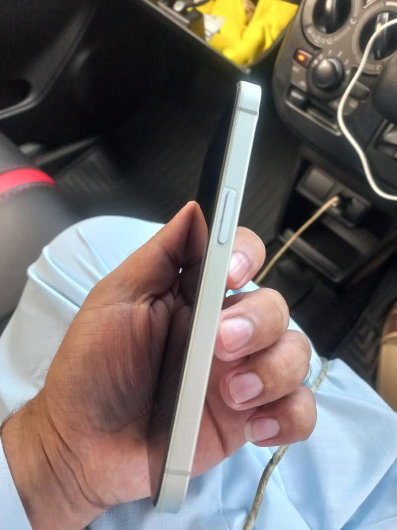 Apple iPhone 16e 2