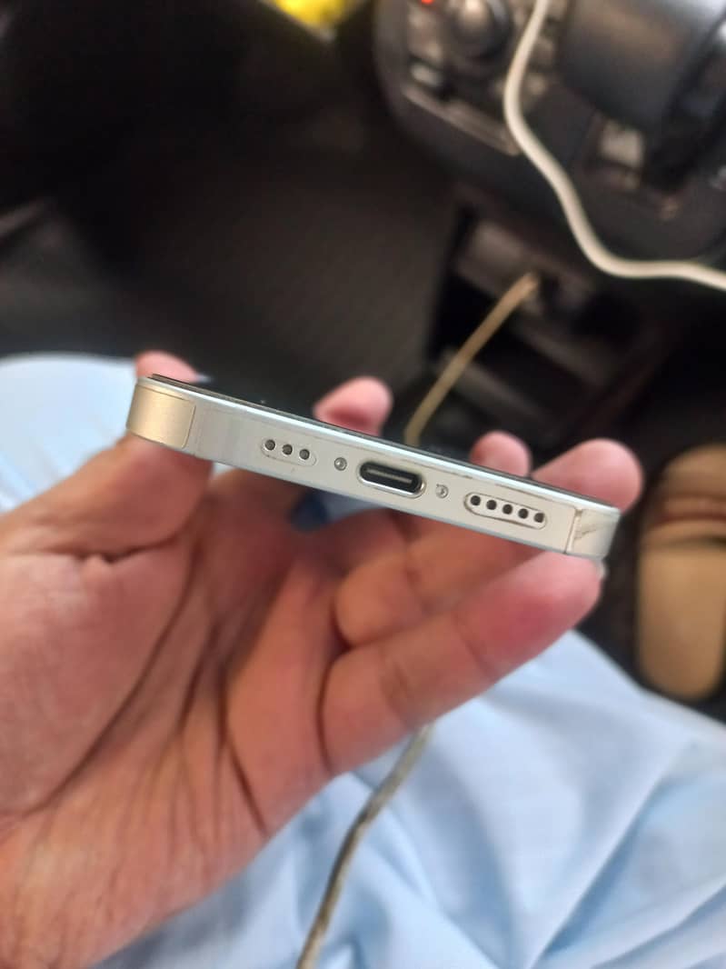 Apple iPhone 16e 3