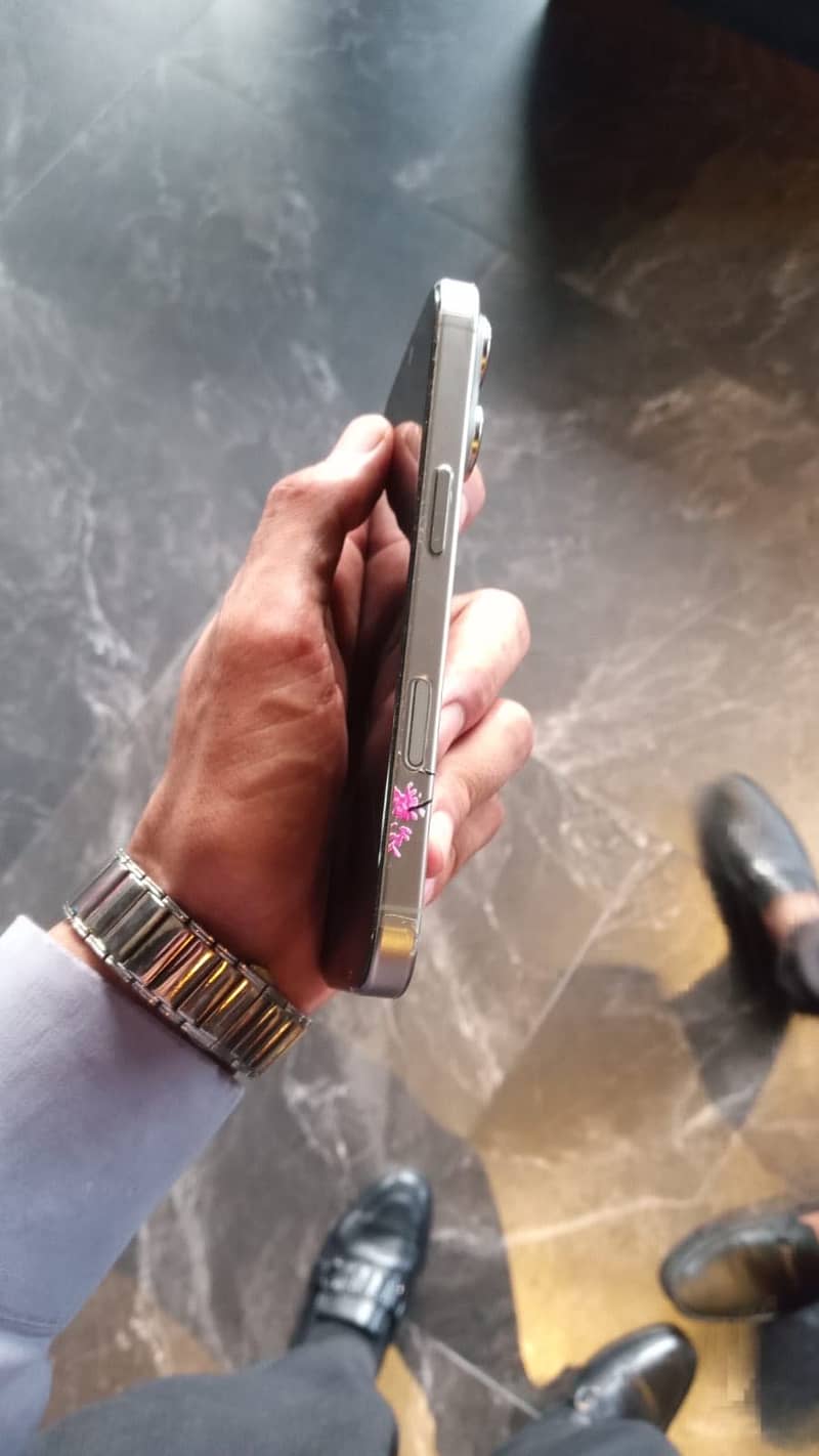 Apple iPhone 16 Pro 3