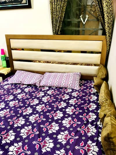 urgent slightly used Master Bed Set, Dressing Table & Almari for Sale