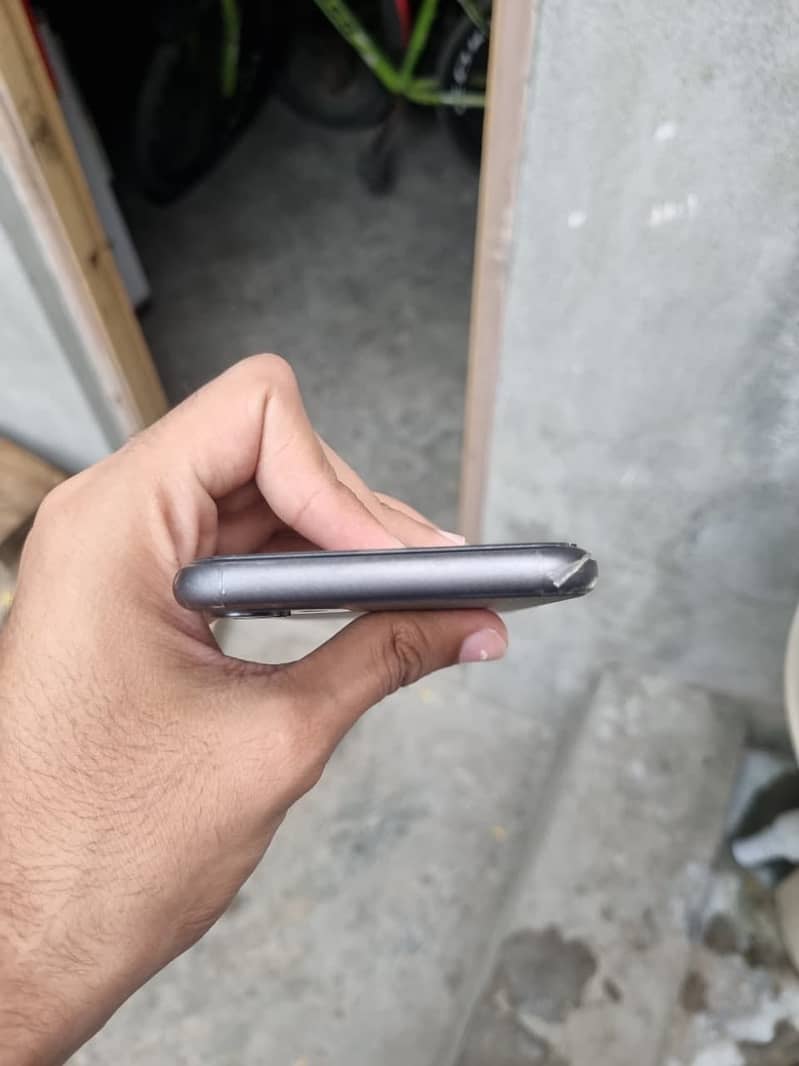 Apple iPhone 11 4
